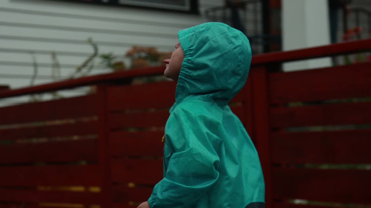 快乐的小女孩在雨水坑溅视频视频下载