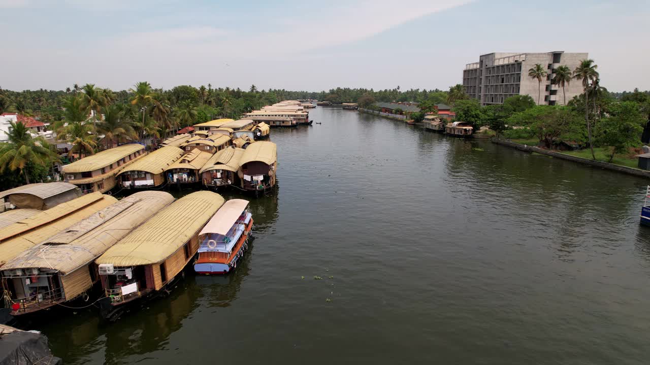 喀拉拉邦的船屋，鸟瞰图，印度阿勒佩。沿着运河旅行，沿着喀拉拉邦海岸生长着棕榈树。度假的概念。视频下载