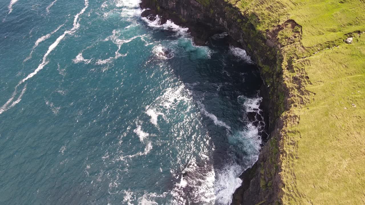 鸟瞰法罗群岛的岩石海岸视频下载