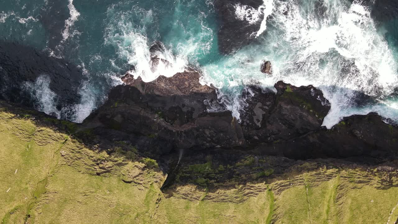 鸟瞰法罗群岛的岩石海岸视频素材