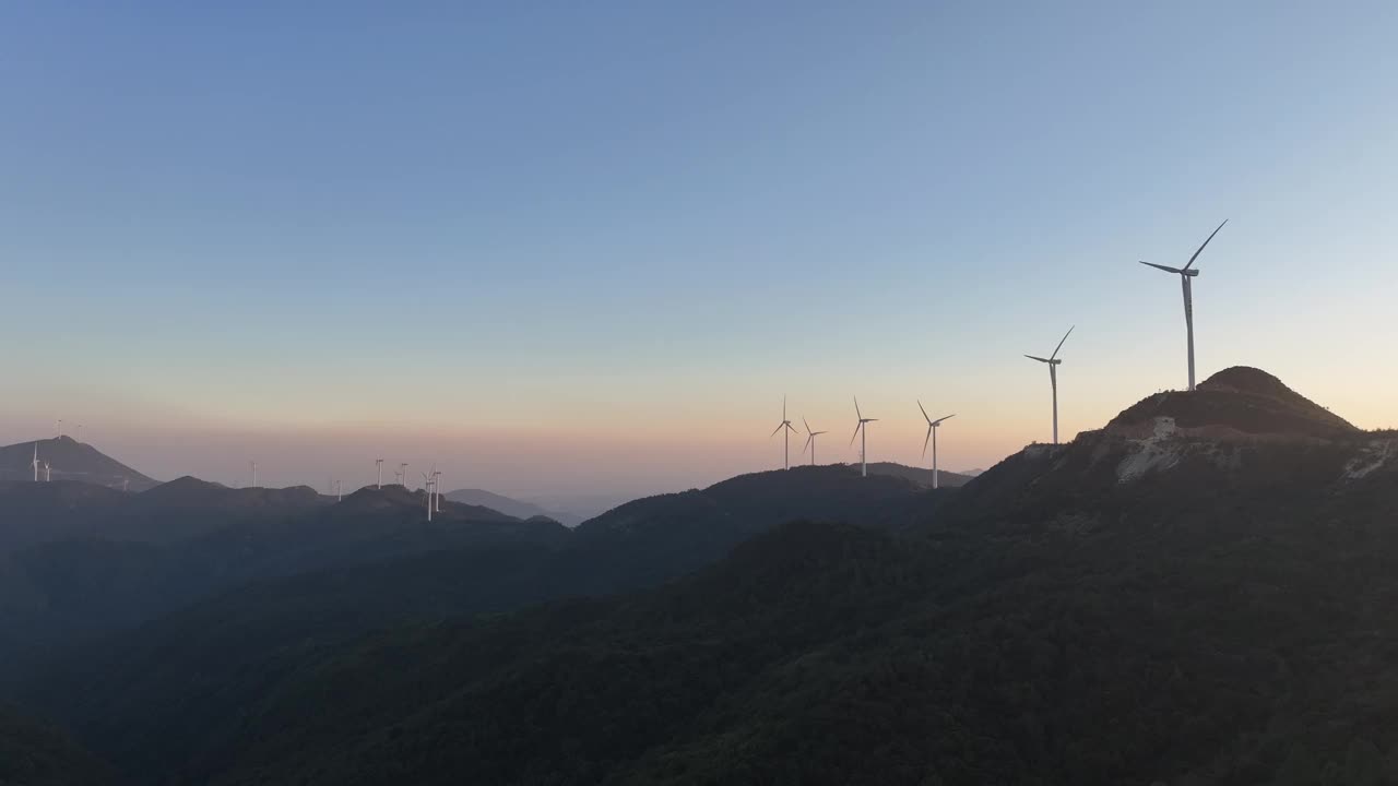 傍晚，山顶上的风力涡轮机视频素材