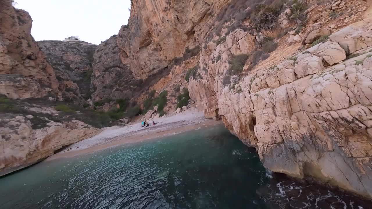 瓦伦西亚-阿利坎特-卡拉在海边有岩石沙滩视频素材