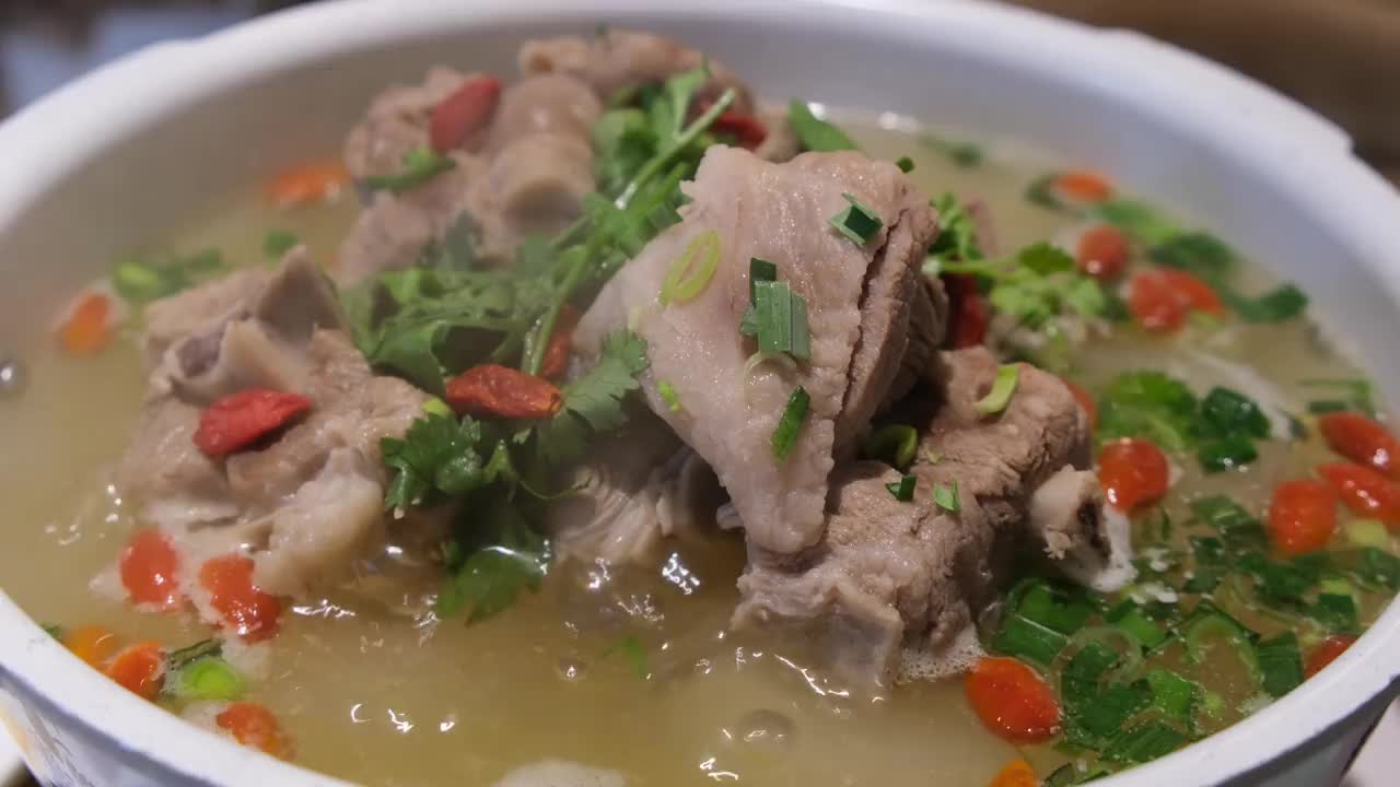 煮美味的中国羊肉汤。这是中国宁夏的传统食物视频下载