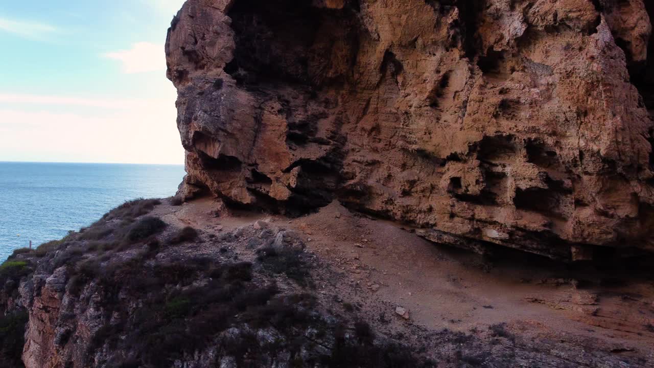 瓦伦西亚的岩石海滩和悬崖视频素材