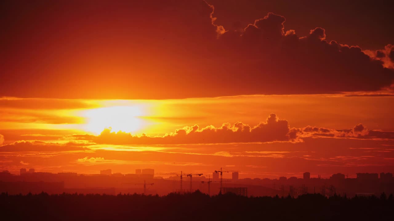 夕阳在城市天际线与橙色和红色的云。景观,间隔拍摄。晚上和自然的概念设计和印刷视频下载