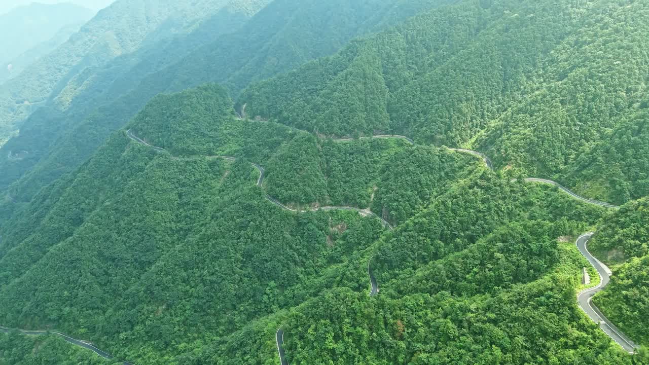 安徽皖南黄鉴山区盘山公路航拍图视频素材