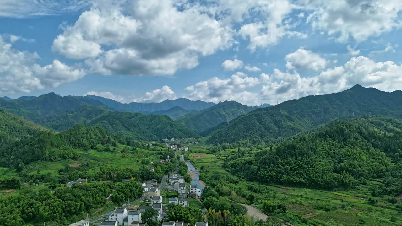 青山青山，村林清明，天空云雾迟迟视频下载