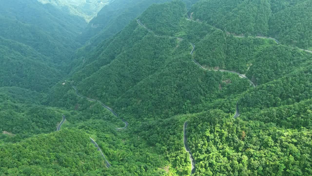 安徽皖南黄鉴山区盘山公路航拍图视频下载