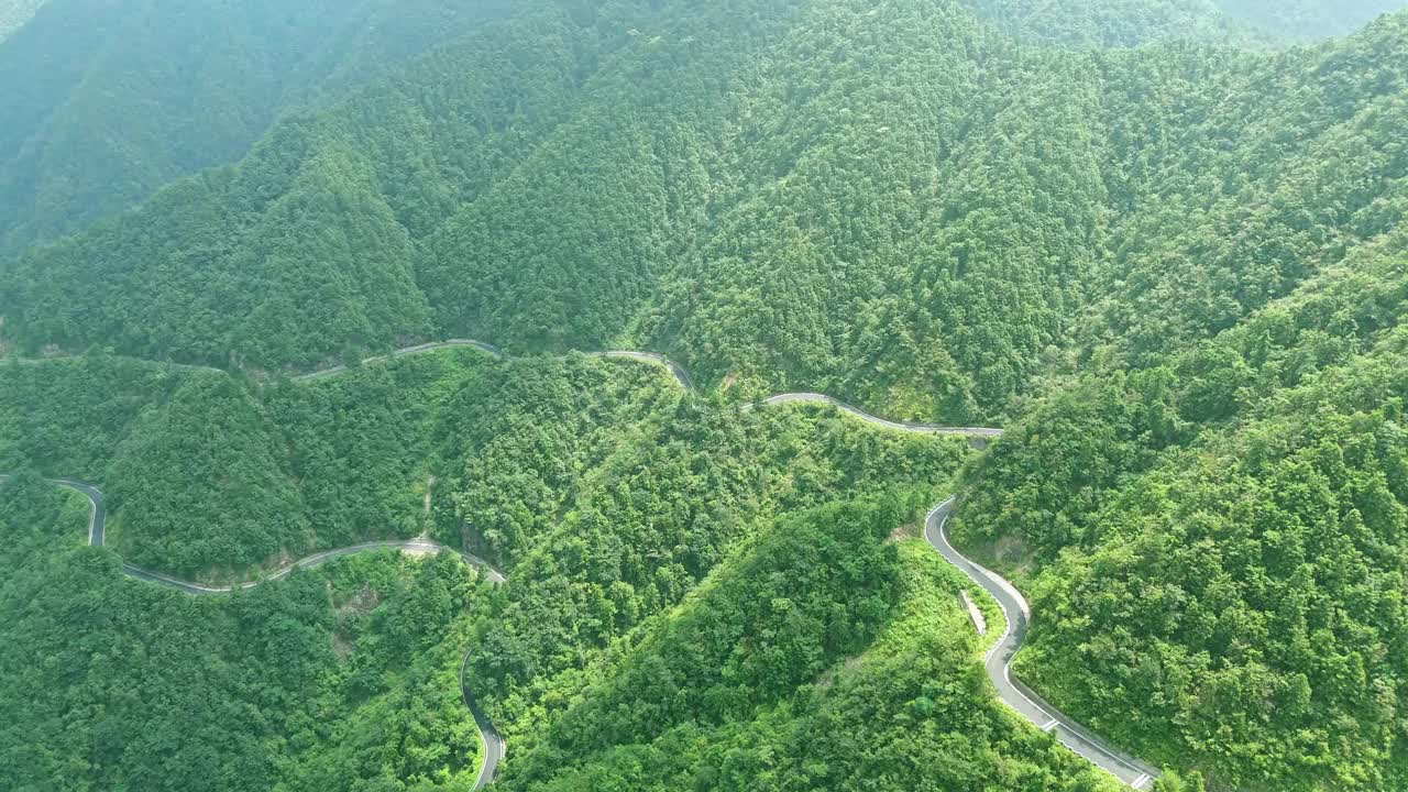 安徽皖南黄鉴山区盘山公路航拍图视频下载