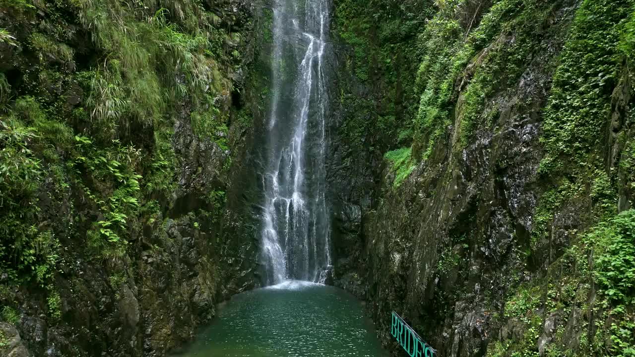 安徽南部山区山谷中的瀑布视频下载