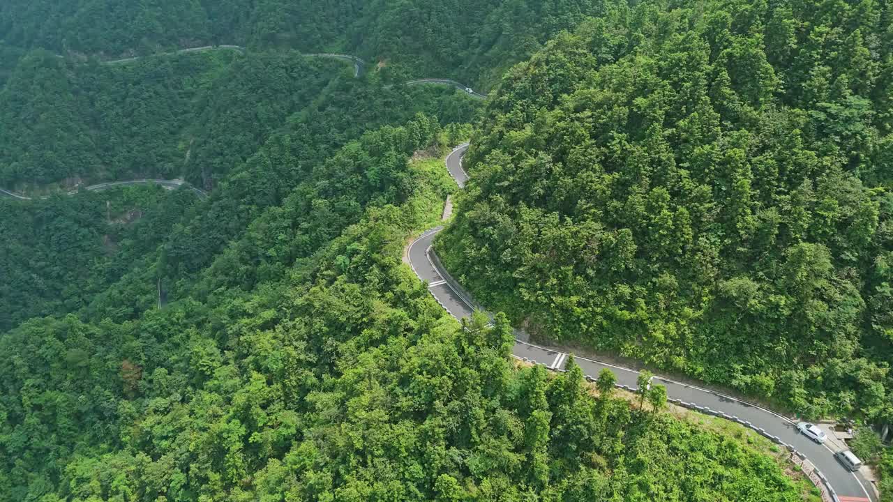 安徽省万南市黄涧山区盘山公路视频素材