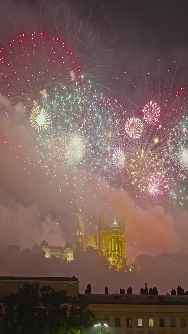 法国巴士底日庆祝活动。法国的主要节日。天空中有烟花。里昂市中心主要地点贝勒库尔广场的夜间拍摄。法国著名的旅游胜地视频下载