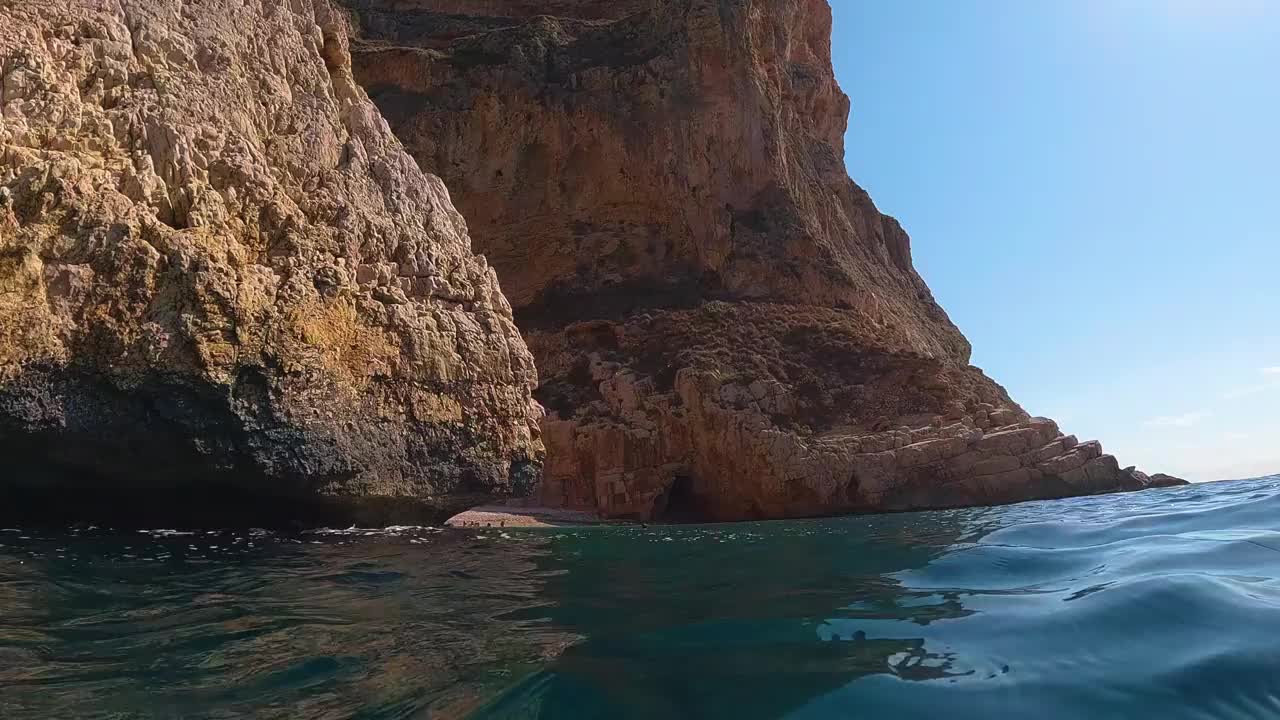 年轻人在西班牙瓦伦西亚阿利坎特的海中游泳视频素材