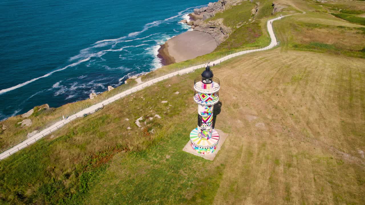 鸟瞰风景秀丽的海岸线和阿霍灯塔在坎塔布里亚，西班牙。视频下载