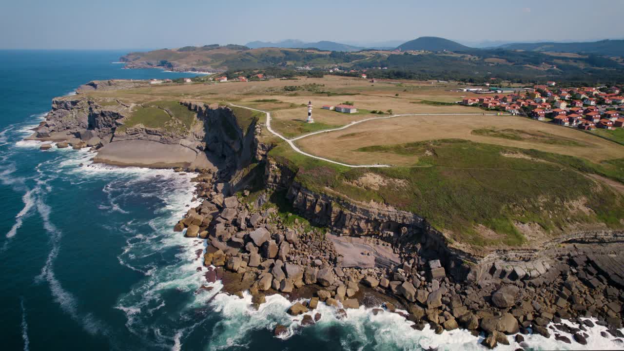 鸟瞰风景秀丽的海岸线和阿霍灯塔在坎塔布里亚，西班牙。视频下载