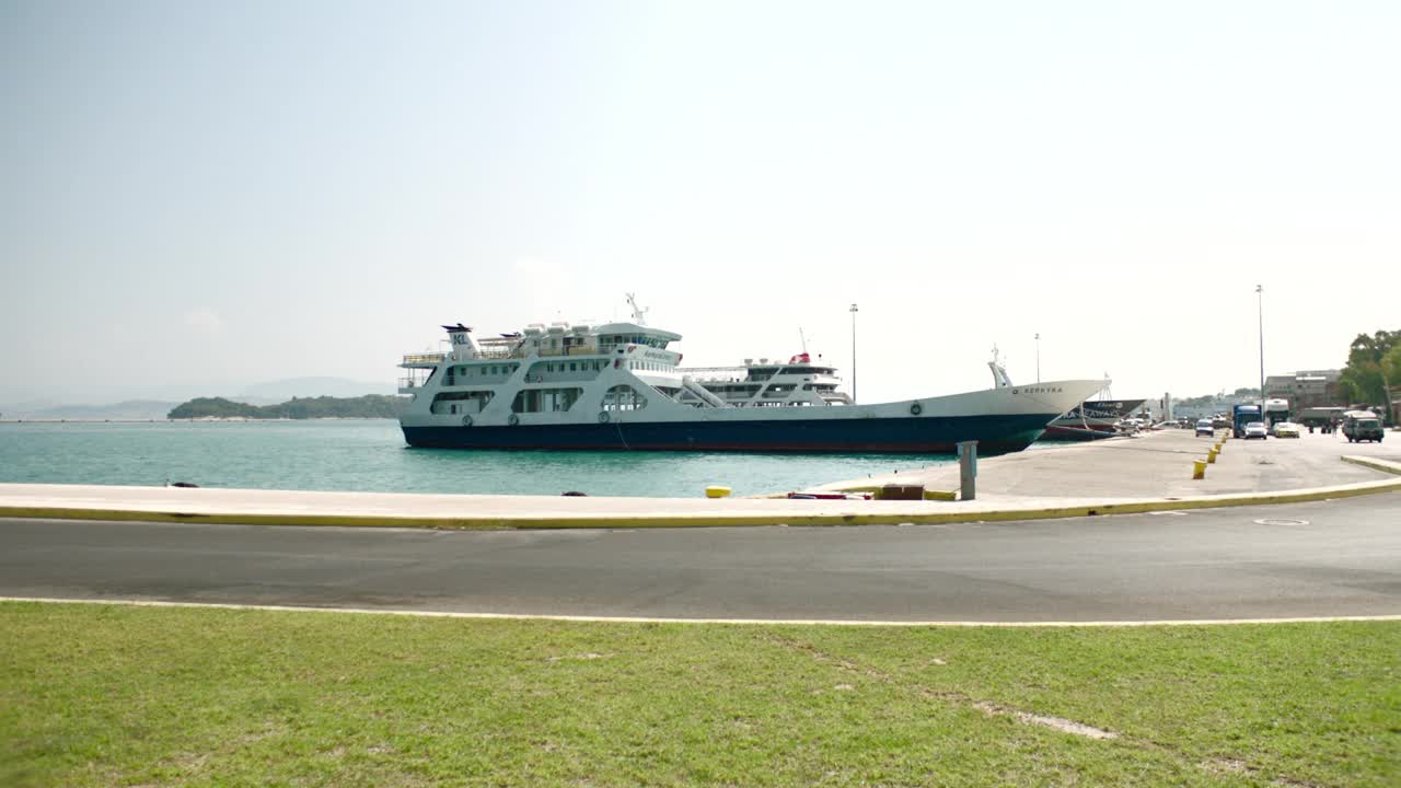 沿海街道，大型船只停靠在b.g.，雅典，希腊视频下载