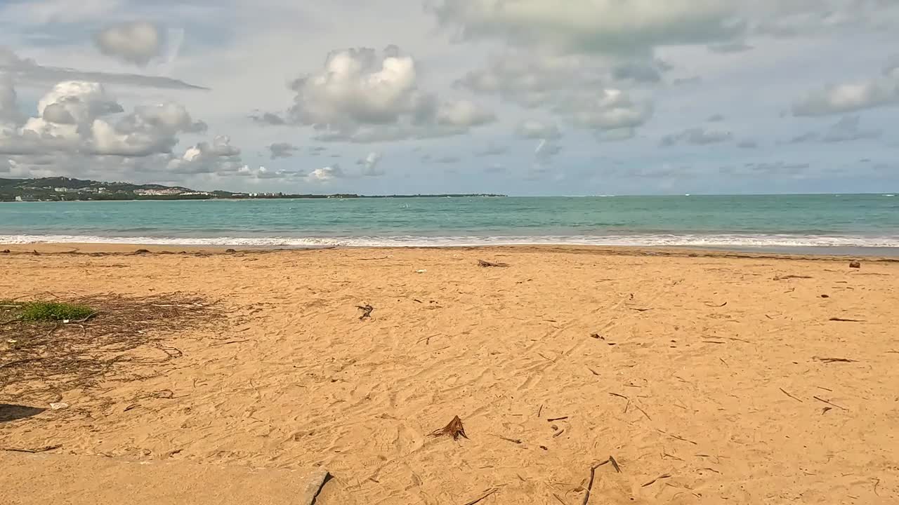 海浪拍打在沙滩上，沙滩上有沙子，泡沫，美丽的热带岛屿度假(卢基洛，波多黎各)游泳度假旅行加勒比海旅游(水上运动游泳涉水晒黑)海海浪视频下载