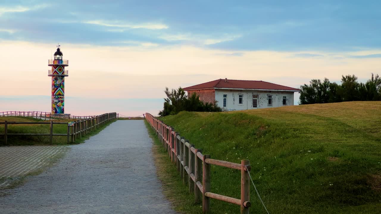 西班牙坎塔布里亚著名的旅游胜地阿霍角灯塔。视频素材