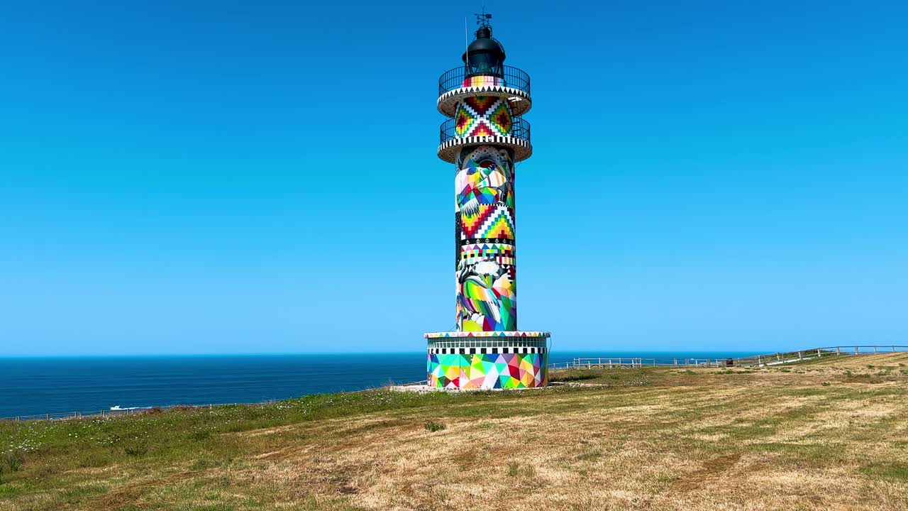 西班牙坎塔布里亚著名的旅游胜地阿霍角灯塔。视频下载