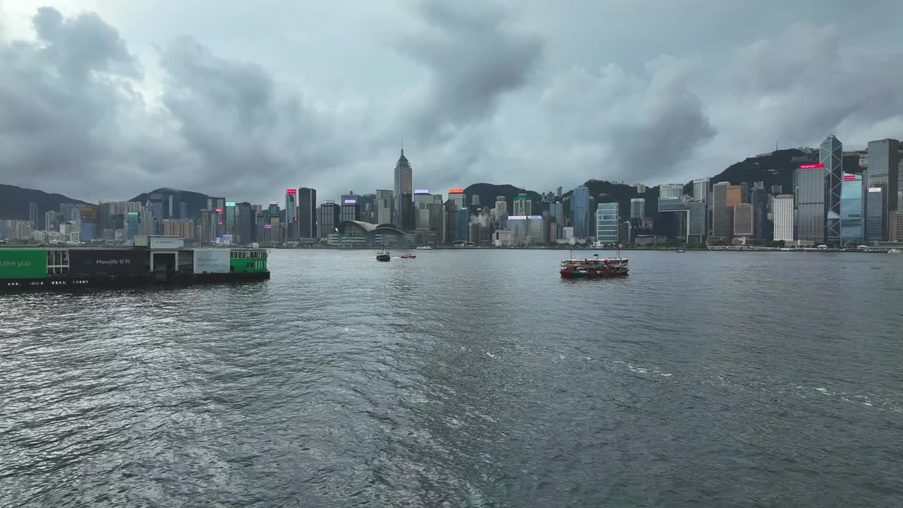 香港海港全景与城市景观延时。天空中阴雨连绵。船在港口附近行驶。中部地区。维多利亚港。太平山顶。港岛及九龙。视频下载