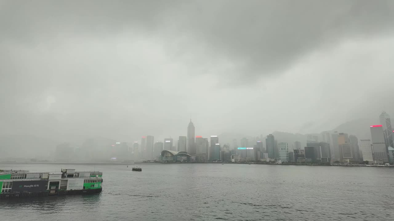 香港海港全景与城市景观延时。天空中阴雨连绵。船在港口附近行驶。中部地区。维多利亚港。太平山顶。港岛及九龙。视频下载