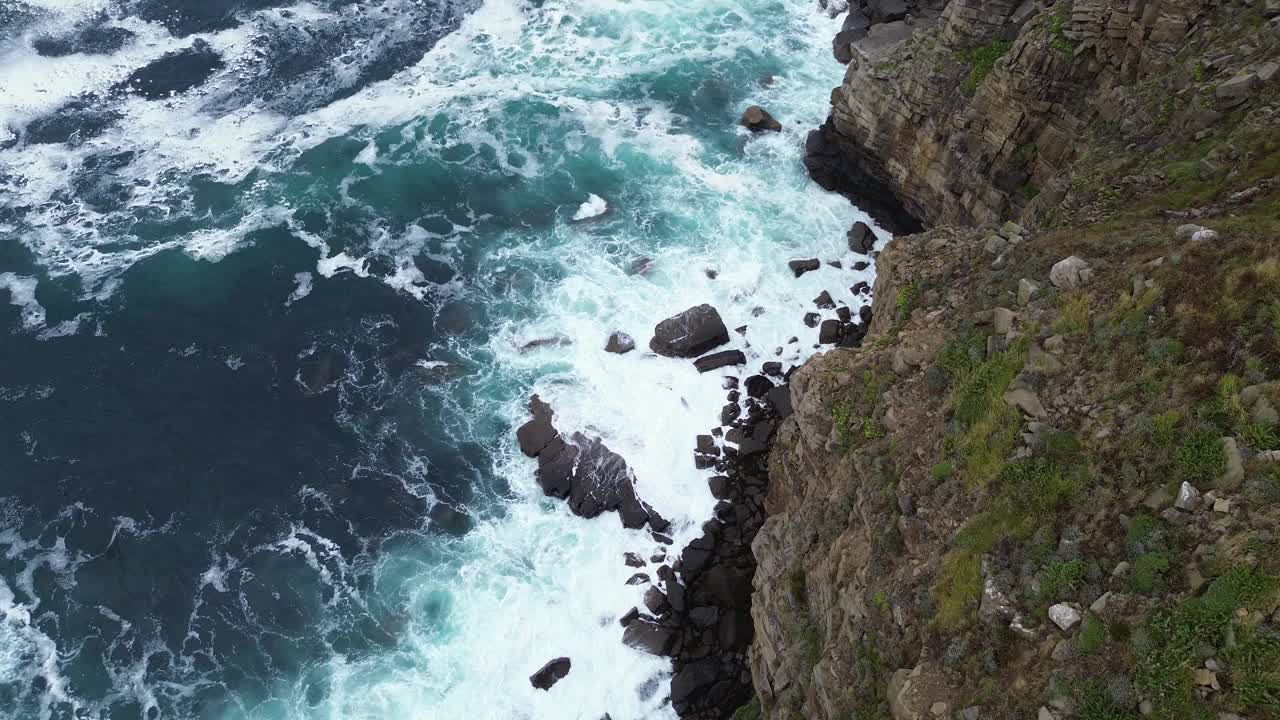 西班牙北部美丽的海洋景色，无人机镜头，绿松石般的海洋在岩石绿色的海岸视频下载