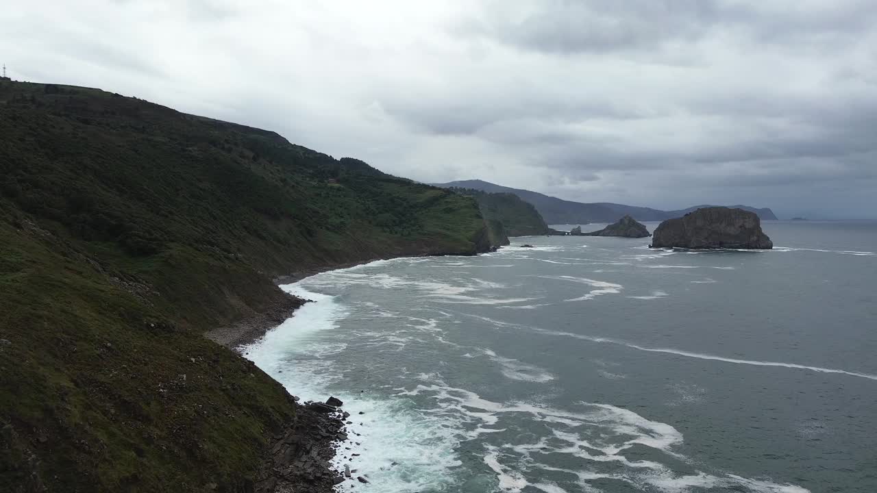 西班牙北部的巴斯克地区，无人机可以看到多云的天空，岩石海岸和海洋视频下载