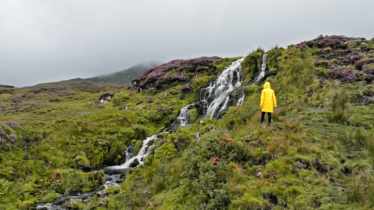 一名游客在苏格兰高地欣赏瀑布的鸟瞰图。视频下载