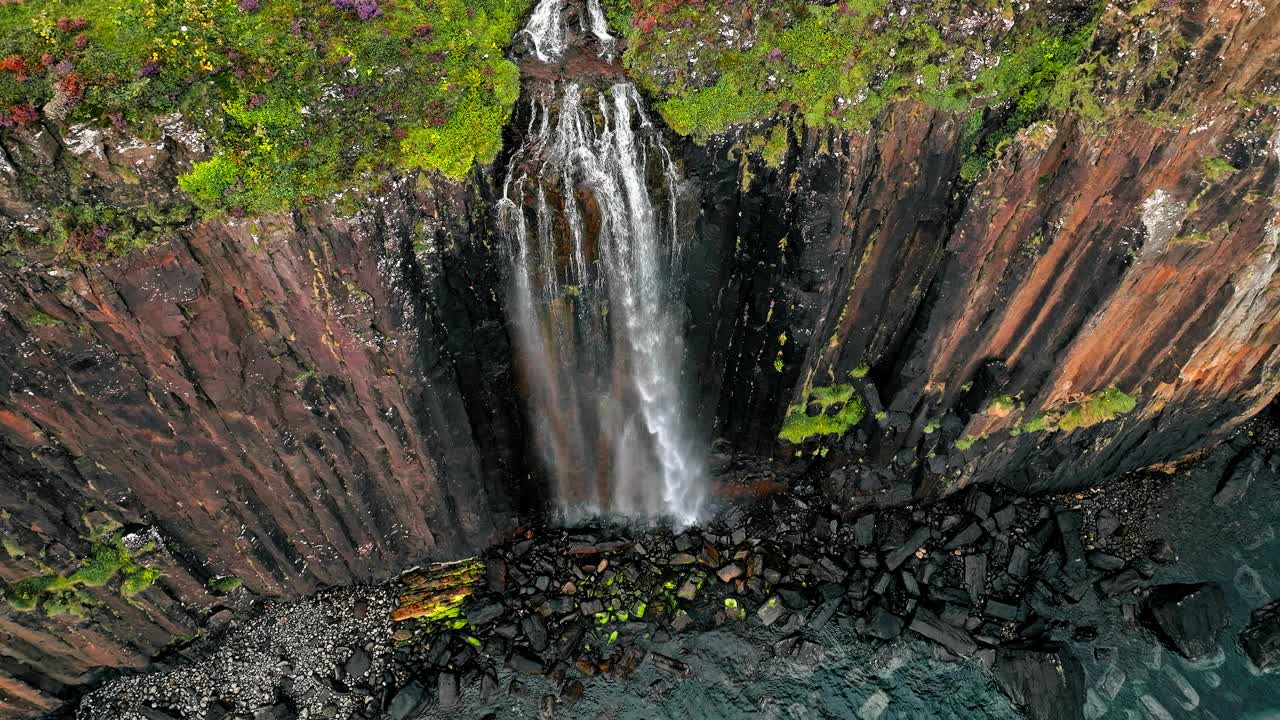 鸟瞰苏格兰波特里高地的麦特瀑布和基尔特岩石。视频下载