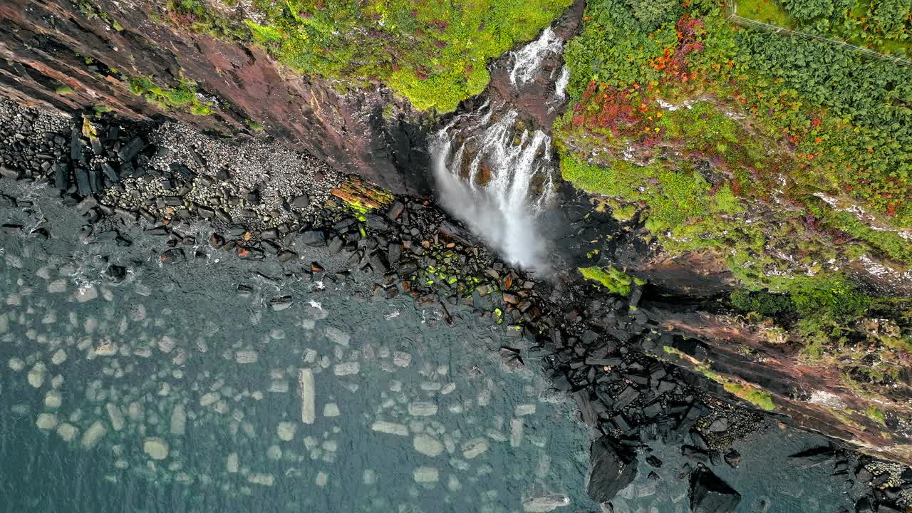 鸟瞰苏格兰波特里高地的麦特瀑布和基尔特岩石。视频素材