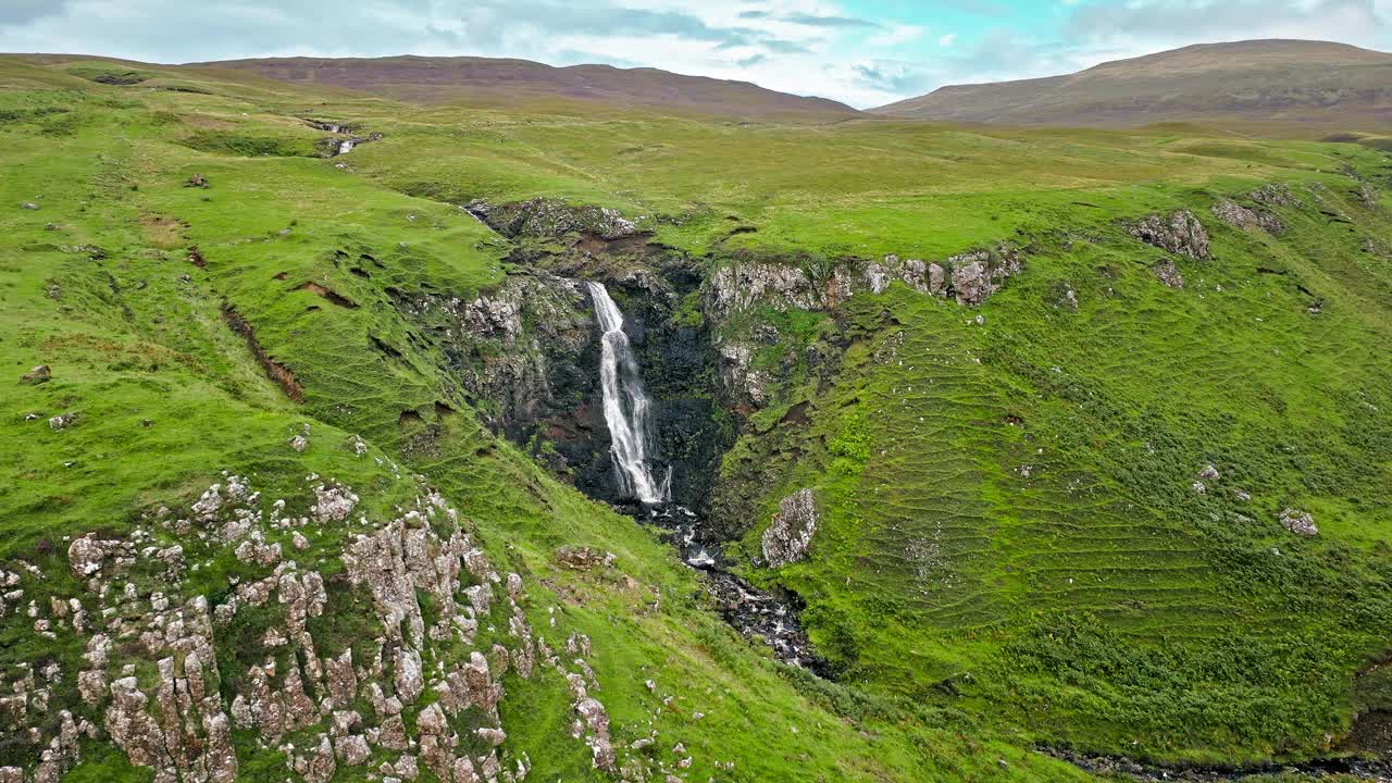 鸟瞰苏格兰高地落在苏格兰。英国的瀑布景观。视频素材