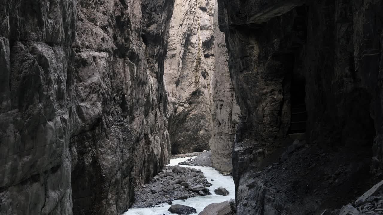 狭窄的河流峡谷与陡峭的岩壁，建立视频下载