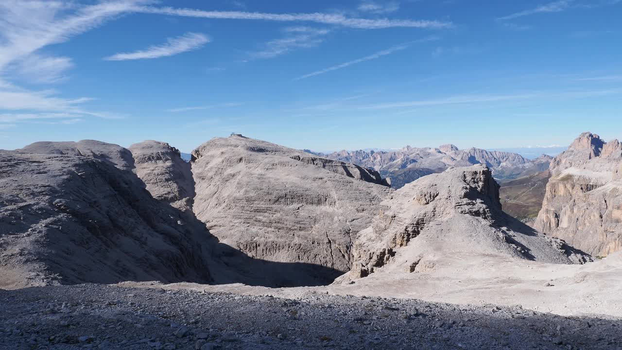 阳光明媚的一天，意大利白云石山脉的山峰视频下载