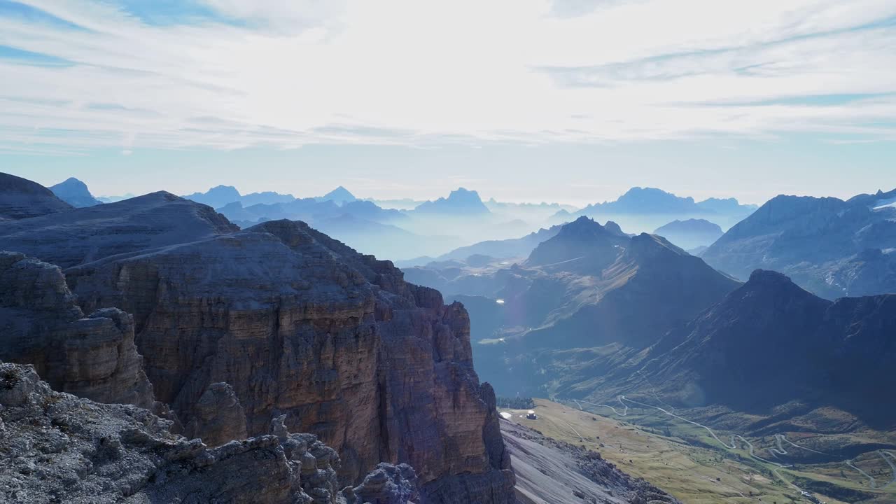 阳光明媚的一天，意大利白云石山脉的山峰视频下载