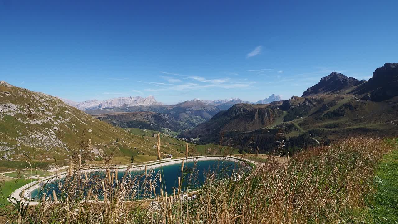 美丽的草地和人工捕获盆地在山区造雪的斜坡，白云石，意大利视频下载