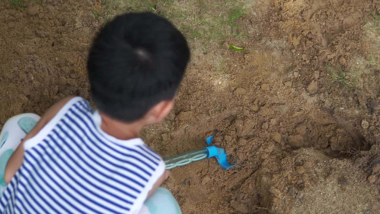 孩子们在院子里挖土、玩土、玩沙。视频素材