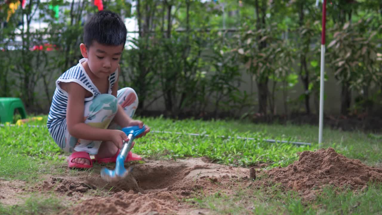 孩子们在院子里挖土、玩土、玩沙。视频下载