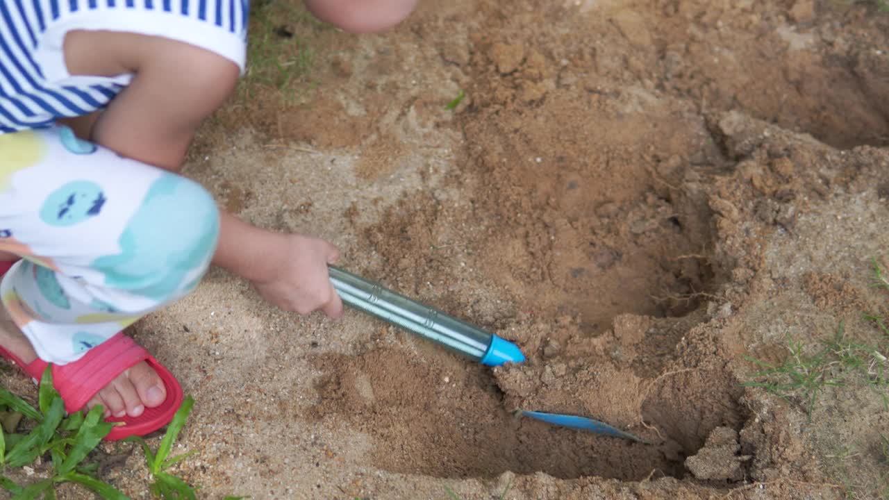 孩子们在院子里挖土、玩土、玩沙。视频素材