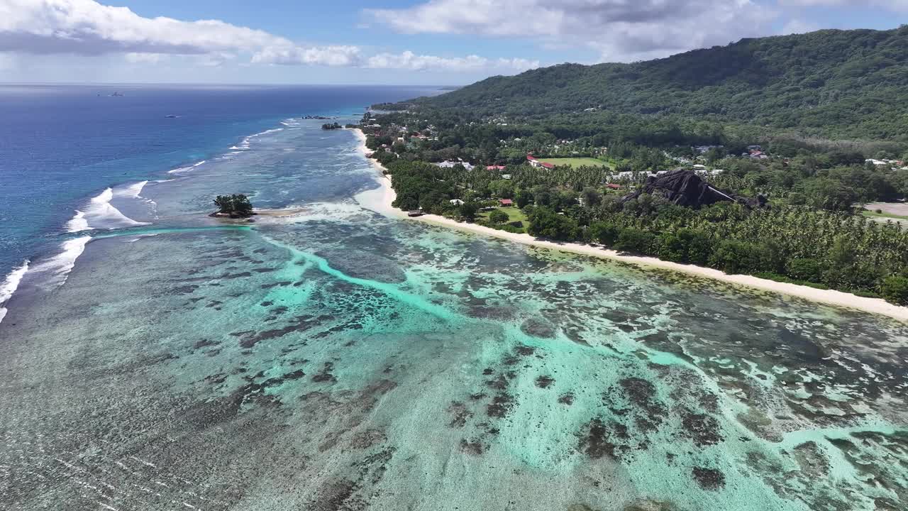 在维多利亚塞舌尔的拉迪格岛。印度洋海滩。非洲的背景。维多利亚的拉迪格岛。旅游景观。自然海景。户外旅行。视频素材