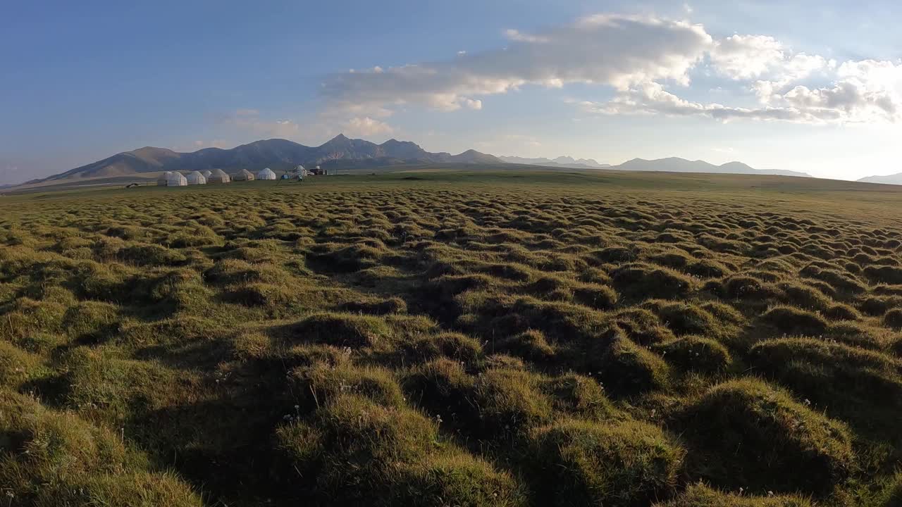 宋湖附近的蒙古包营地视频下载