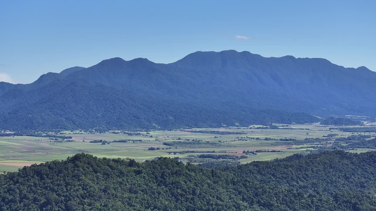 壮观的空中镜头贝勒登山克尔凯恩斯昆士兰澳大利亚视频下载