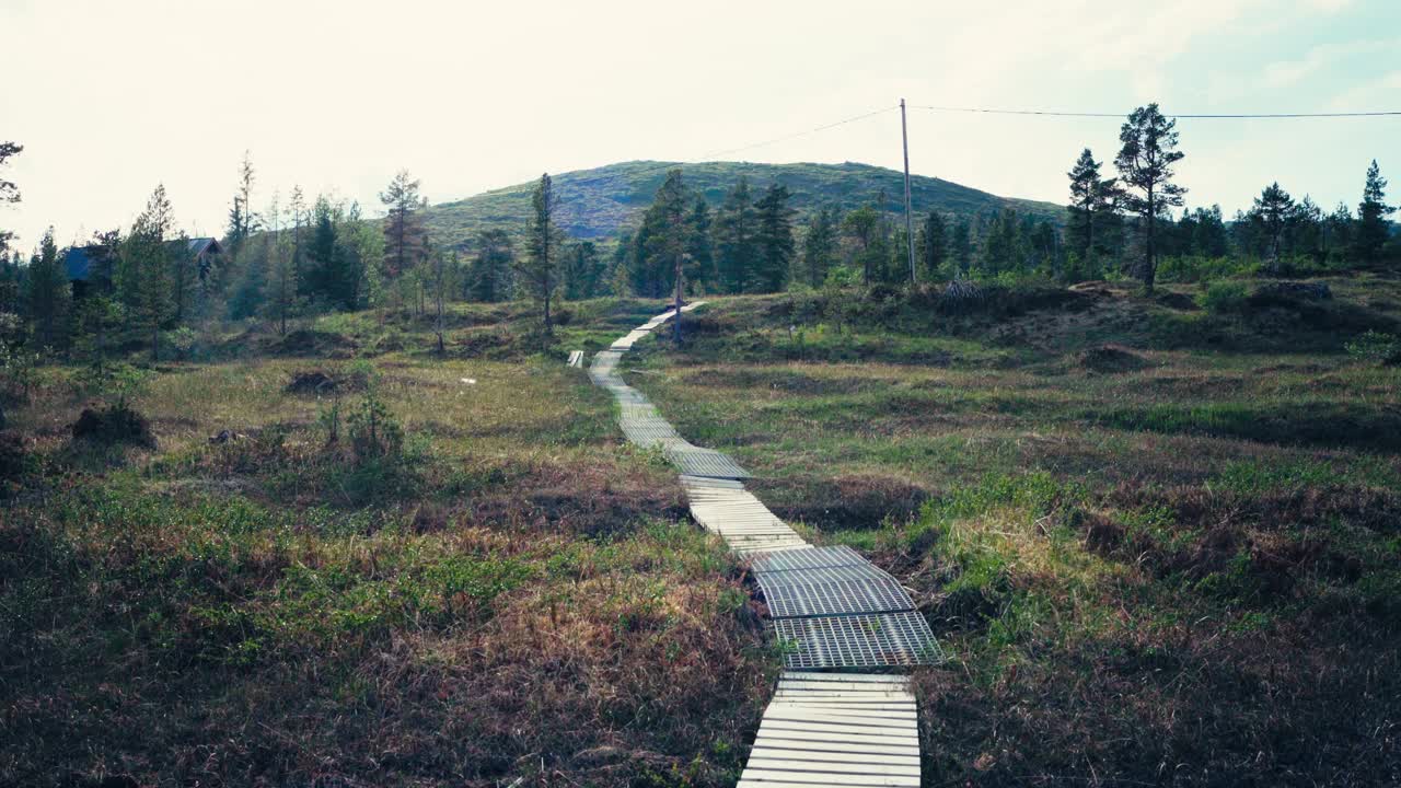 沿着iMefjelsvatnet和Gurben之间的远山徒步小径的木板路的视图，挪威，Trøndelag -手持拍摄视频素材