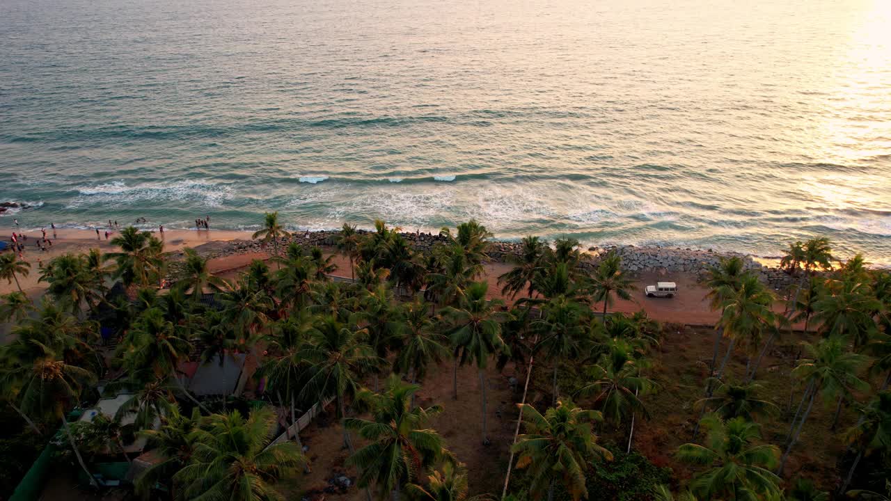 海洋海湾波浪鸟瞰图。热带海岸在黄色的夕阳下。夏季旅行。印度,Varkala。视频素材