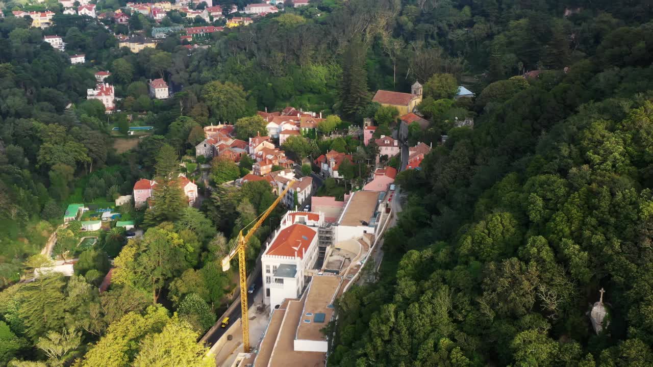 鸟瞰图辛特拉周边建筑起重机和绿色森林视频素材