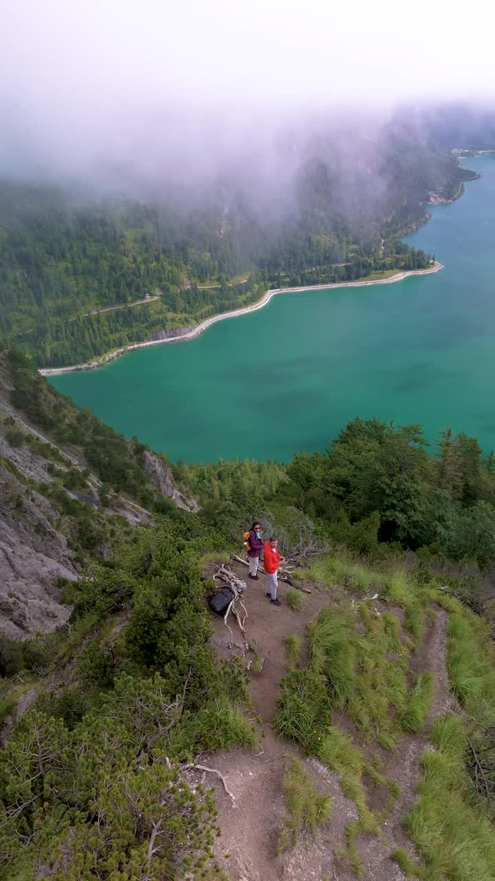 攀时奥地利，令人惊叹的山景俯瞰波光粼粼的绿松石河优雅地流动视频素材