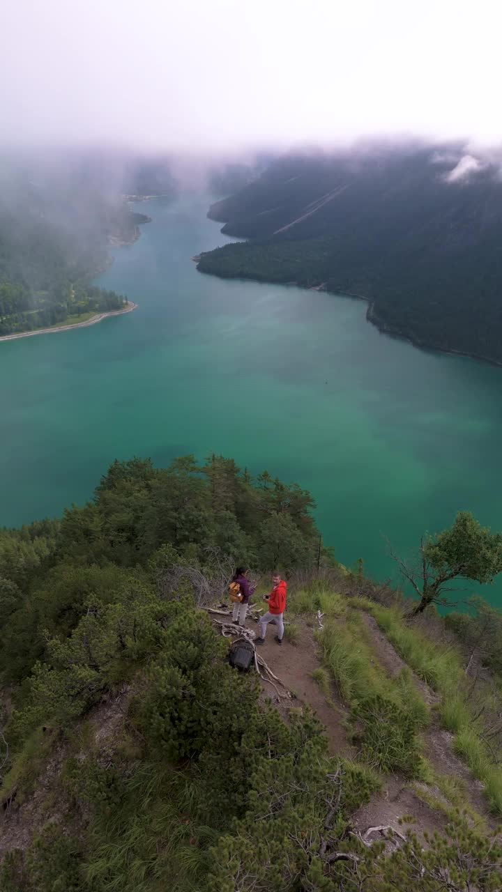 攀时奥地利，从山上俯瞰原始湖泊的壮丽景色视频素材