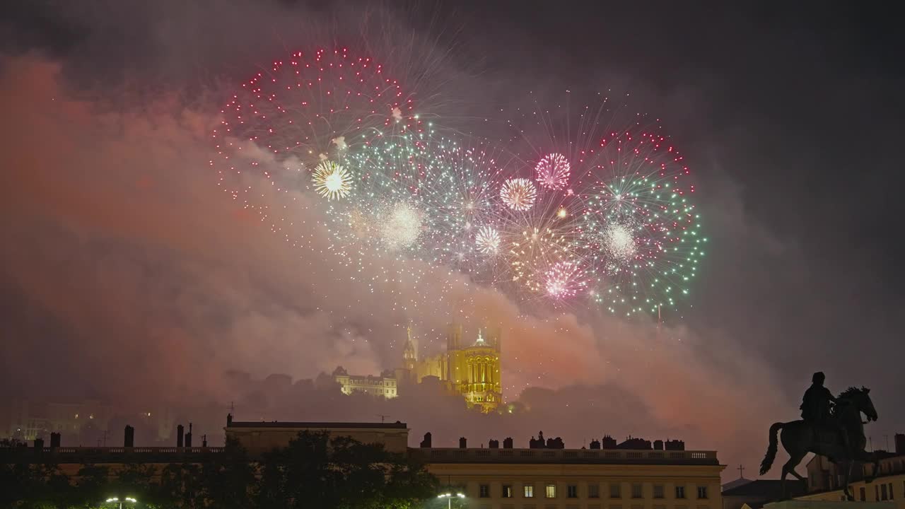 法国巴士底日庆祝活动。法国的主要节日。天空中有烟花。里昂市中心主要地点贝勒库尔广场的夜间拍摄。法国著名的旅游胜地视频素材