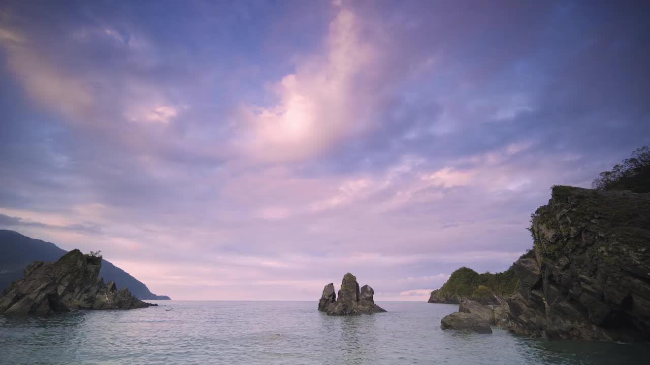 宁静的黄昏潮汐:日落时的岩石湾。苏澳、台湾。视频素材