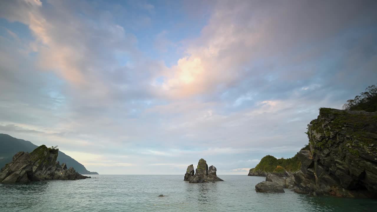 宁静的黄昏潮汐:日落时的岩石湾。苏澳、台湾。视频下载