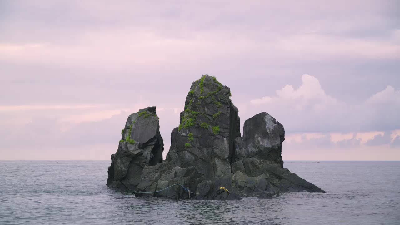 宁静的黄昏潮汐:日落时的岩石湾。苏澳、台湾。视频下载